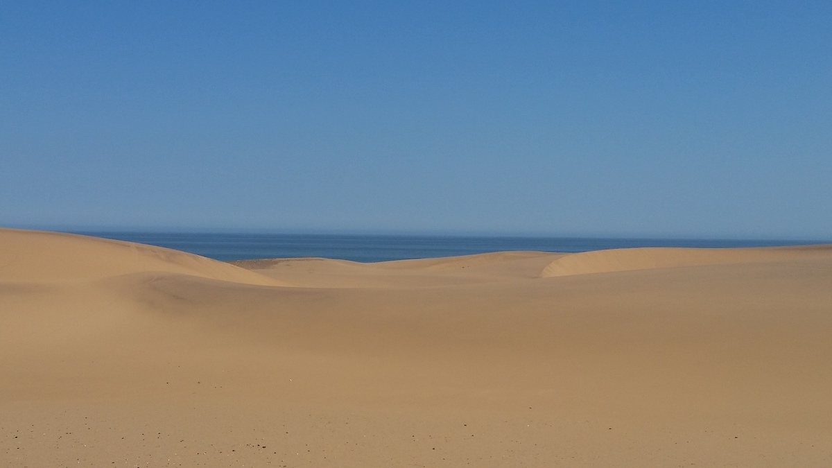 Namibia: Dünen der Namib bei Swakopmund mit Atlantik