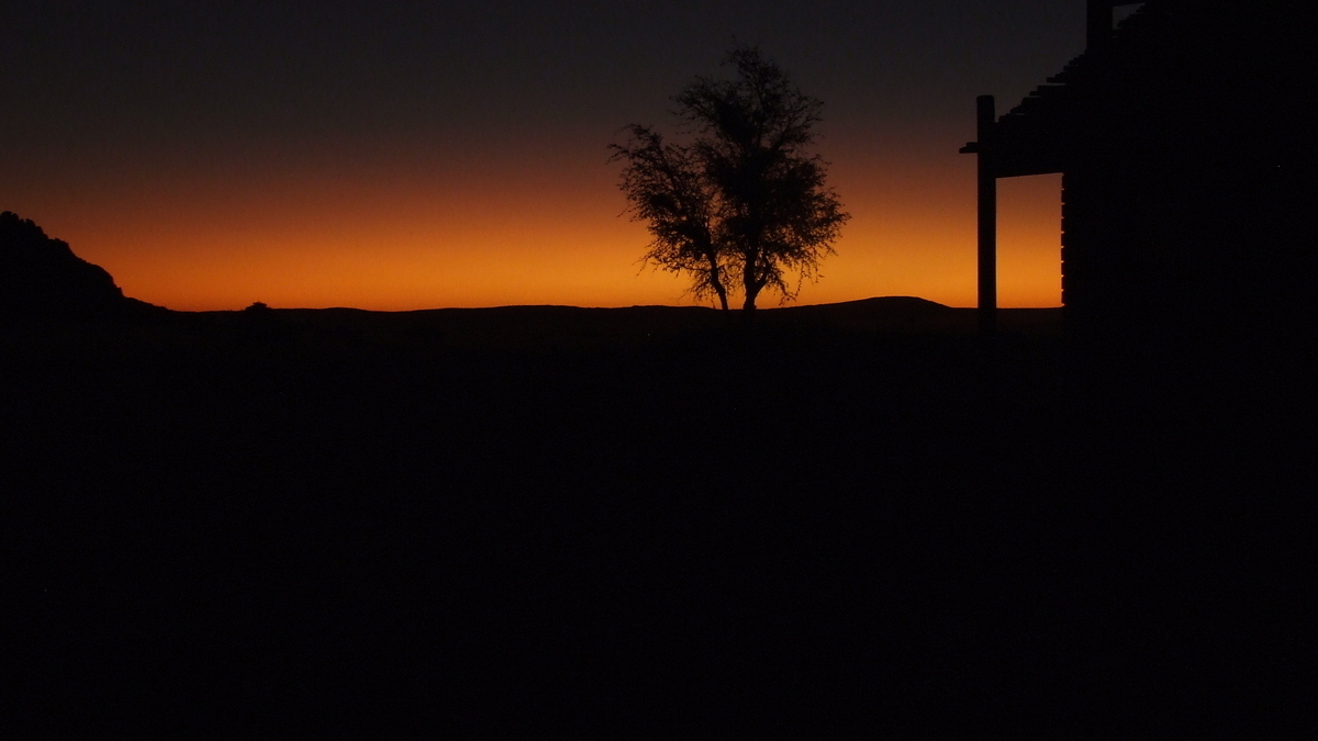 Namibia: Abendrot im „Desert Camp“