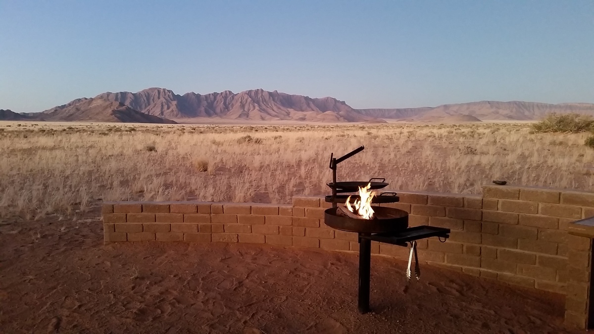 Namibia: Bergkette in der Nähe des „Desert Camp“