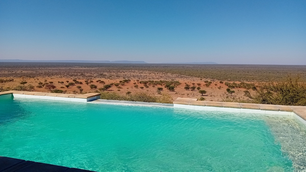 Namibia: „Aloe Grove Safari Lodge“ - Blick Richtung Waterberg Plateau