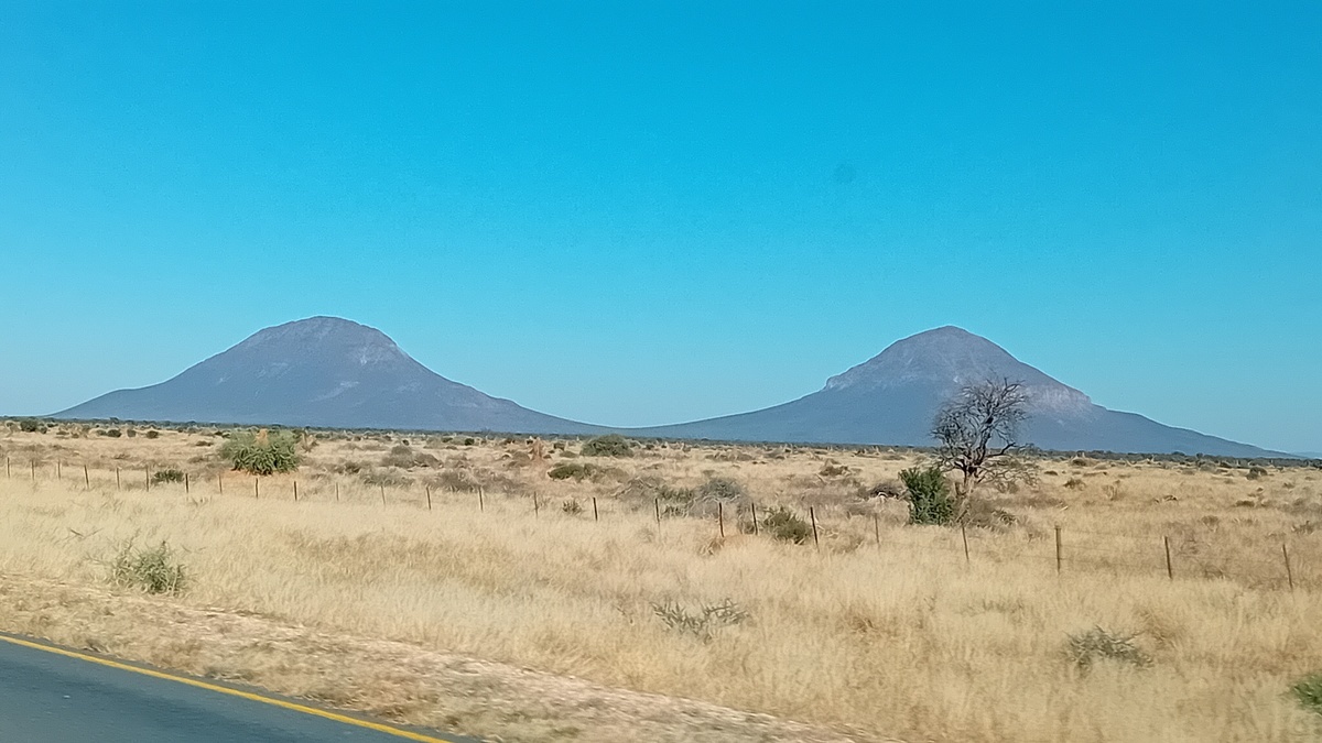 Namibia: Auf der nördlichen B1 Richtung Windhuk