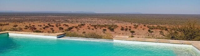 Namibia: „Aloe Grove Safari Lodge“ - Blick Richtung Waterberg Plateau